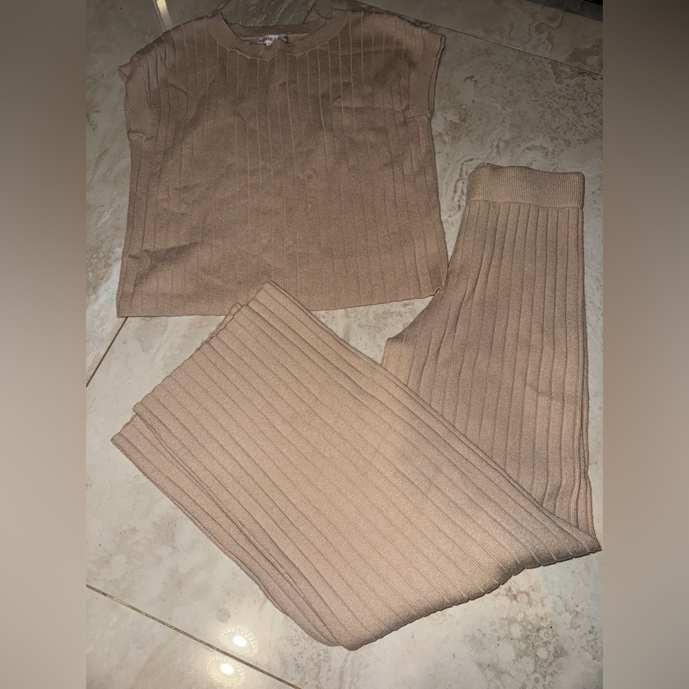 2Piece Tan Pant & Sleeveless Top Set–Size XS–Stretchy & Comfy–Good Condition